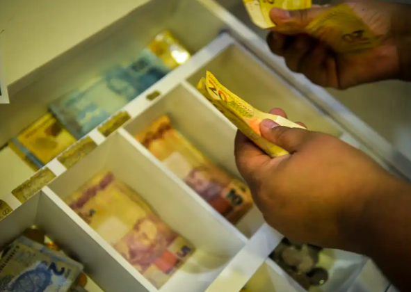 APOSENTADOS E PENSIONISTAS COMEÇAM A RECEBER ANTECIPAÇÃO DO 13º