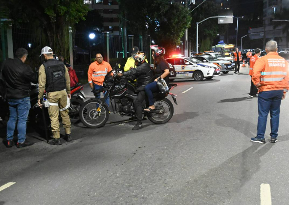 PREFEITURA DE NITERÓI FAZ BLITZ CONTRA MOTOS BARULHENTAS EM ICARAÍ