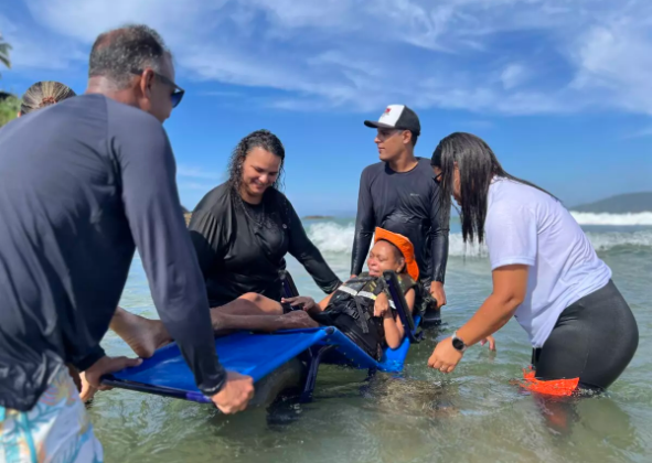 INCLUSÃO À BEIRA-MAR: PREFEITURA DE BÚZIOS LEVA PROJETO “MAR PARA TODOS” À PRAIA DA AZEDA