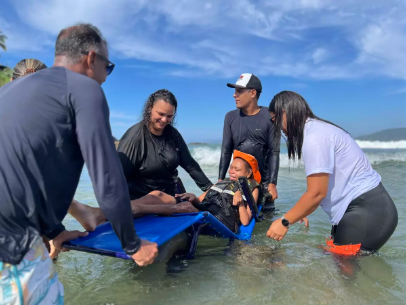 INCLUSÃO À BEIRA-MAR: PREFEITURA DE BÚZIOS LEVA PROJETO “MAR PARA TODOS” À PRAIA DA AZEDA