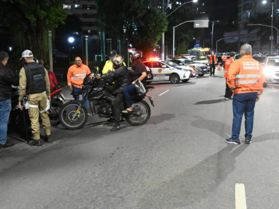 PREFEITURA DE NITERÓI FAZ BLITZ CONTRA MOTOS BARULHENTAS EM ICARAÍ